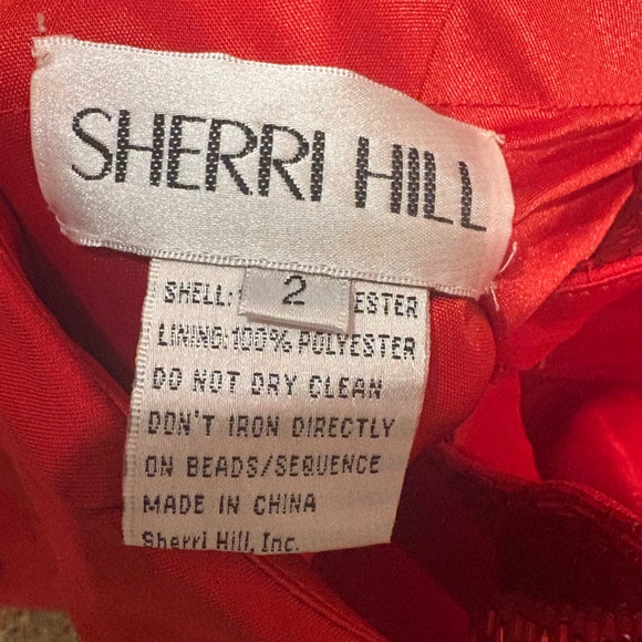 Sherri Hill V-Neck Open-Back Red Formal Gown with Beaded Detailing Size 2 - Picture 7 of 7